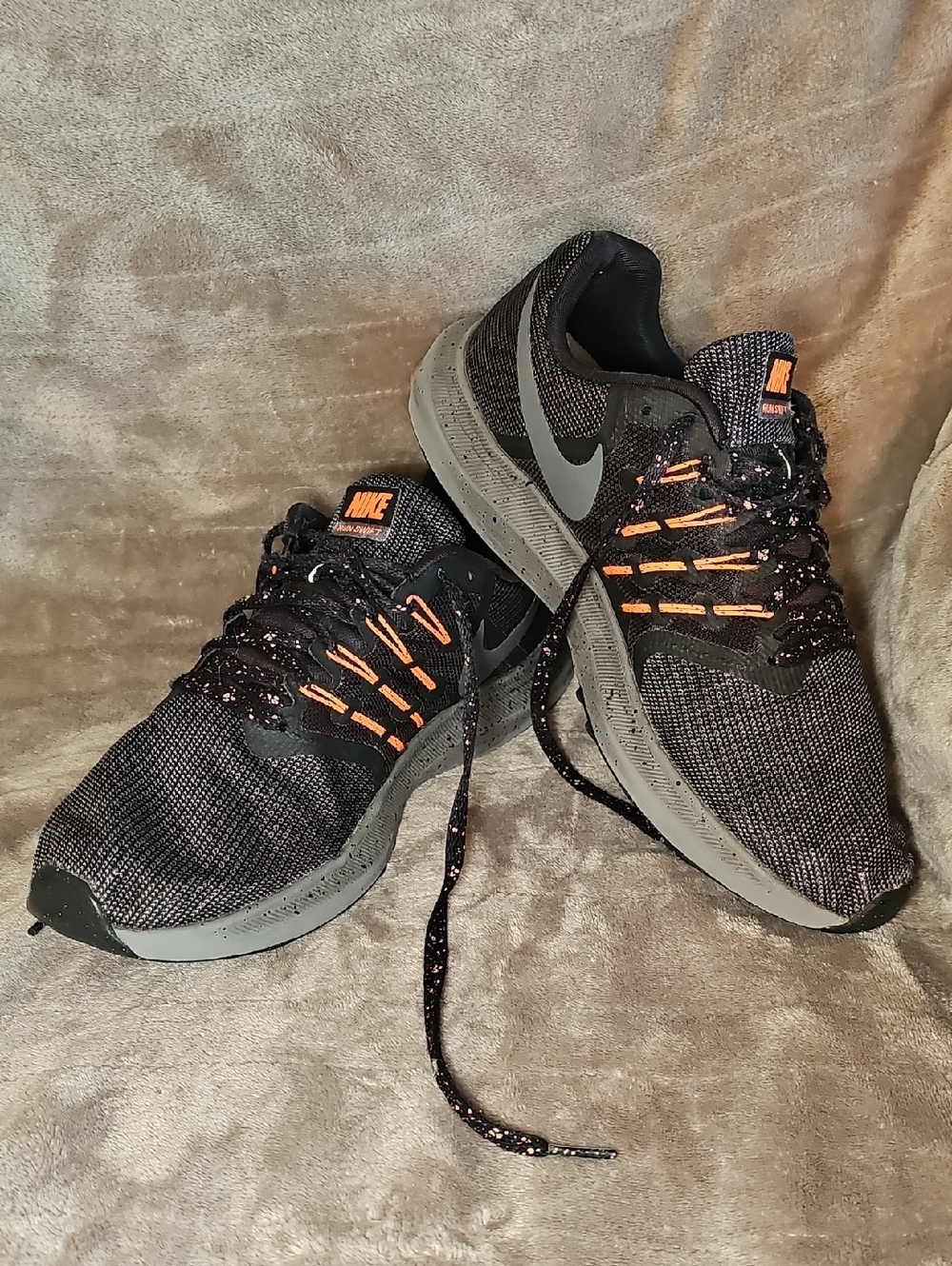 Nike Run Swift SE Men 10 Black/Coral Running Shoes